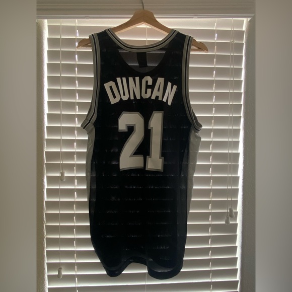 Vintage Tim Duncan Jersey - Picture 7 of 7